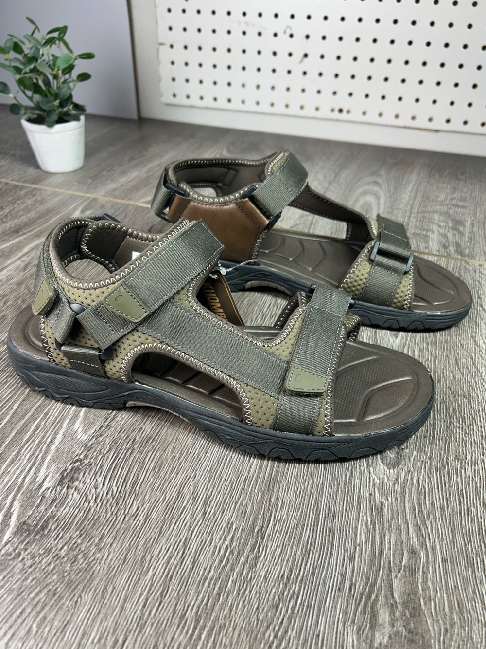 Khombu men’s Olive Green and Brown Adjustable Strap Sandals